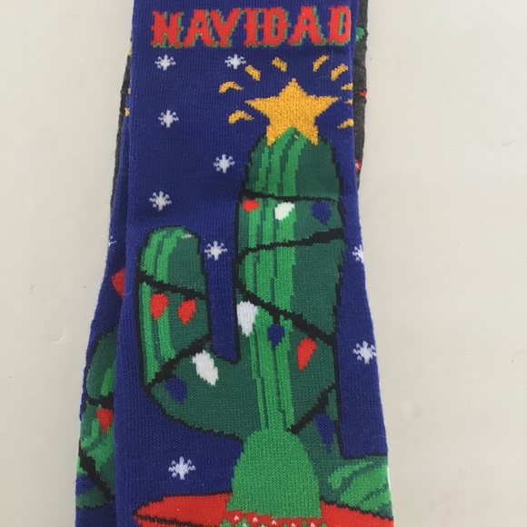 FELIZ NAVIDAD CHRISTMAS SOCKS PACK OF TWO NWT SIZE 10-13 - Picture 6 of 11